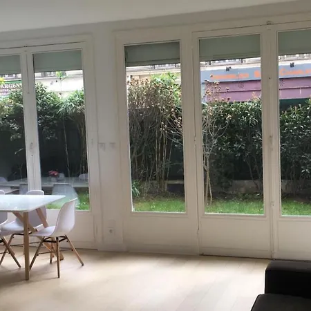 Tour Eiffel Commerce Apartment *